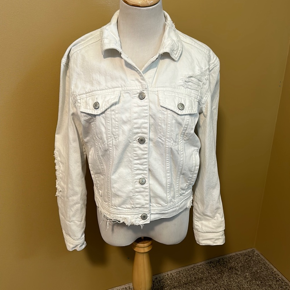 🌻 American Eagle Distressed Denim Jacket
